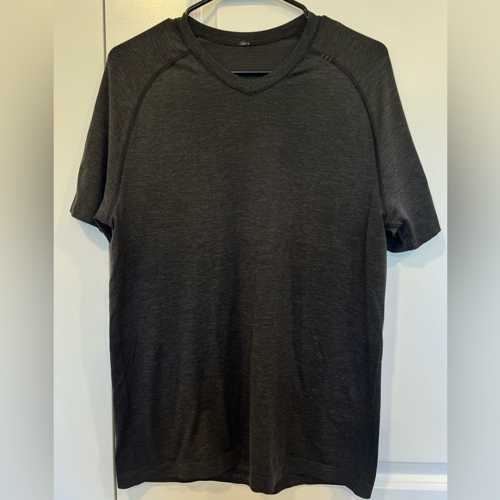 Men's LULULEMON Metal Vent Tech Athletic Shirt - Black